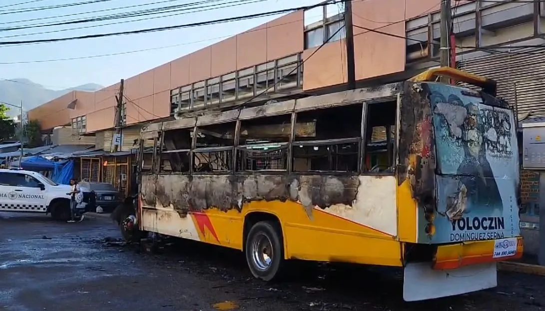 Incendian un camión frente al mercado central de Acapulco