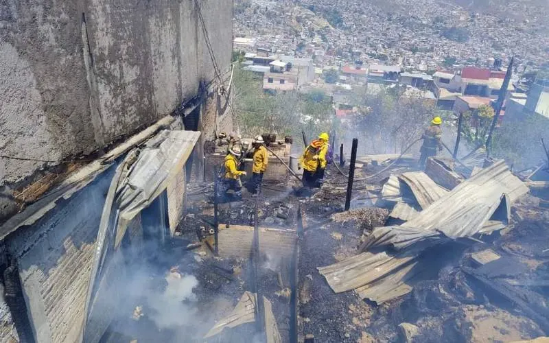 Incendio de pastizal daña dos casas y un vehículo en Chilpancingo