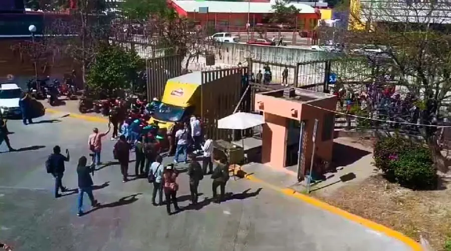 Normalistas del FUNPEG irrumpen en Palacio de Gobierno de Guerrero