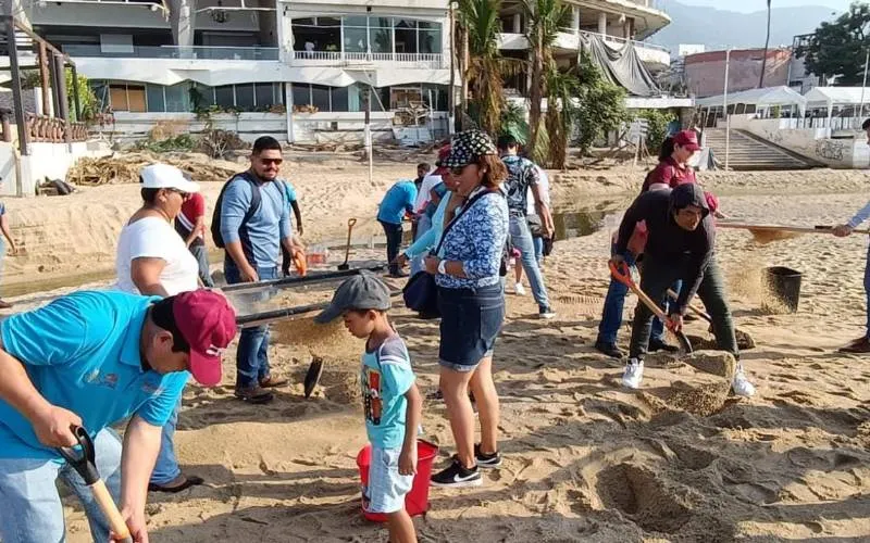 Realizan limpieza intensiva de playas en Acapulco ante temporada vacacional
