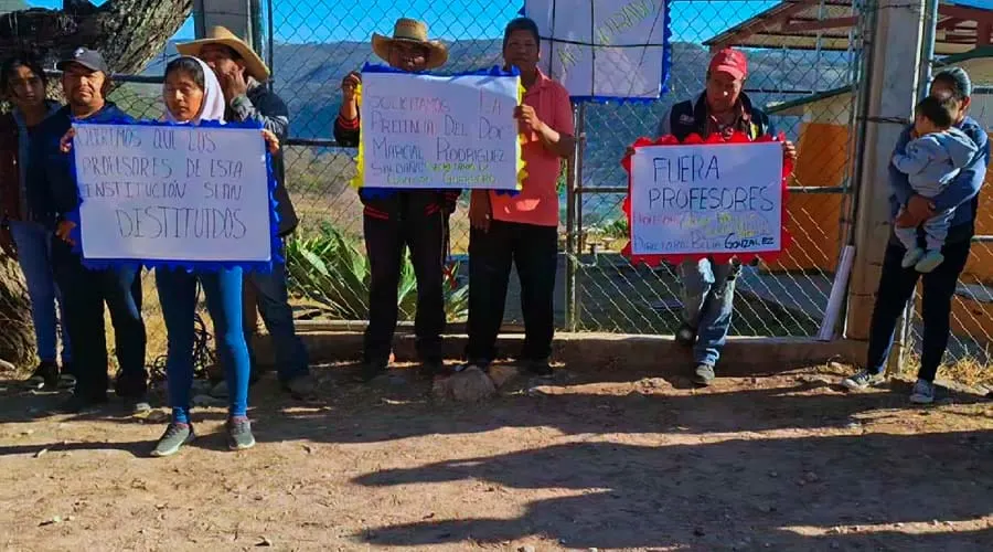 Protestan padres por presunto racismo en escuela de Mártir de Cuilapan, Guerrero