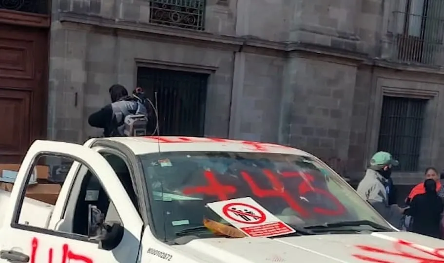 Normalistas derriban una puerta de Palacio Nacional en plena mañanera