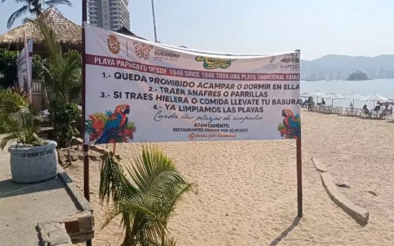 ‘Prohíben’ restauranteros acampar en playa de Acapulco