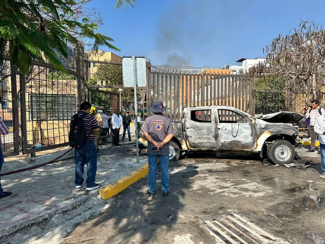 Condena gobierno de Guerrero «las acciones violentas» de los normalistas en el Recinto Estatal