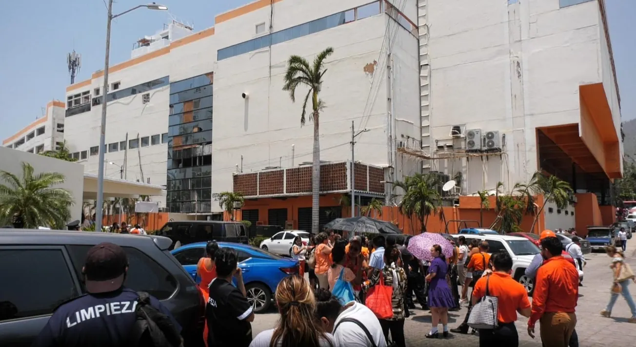 Se incendia delegación del ISSSTE en Acapulco