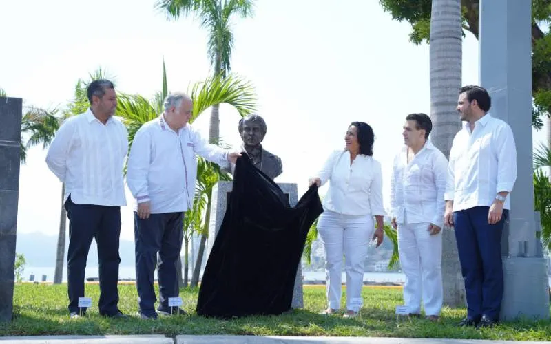 Junto a autoridades federales, Abelina López devela busto de Alexander Von Humboldt