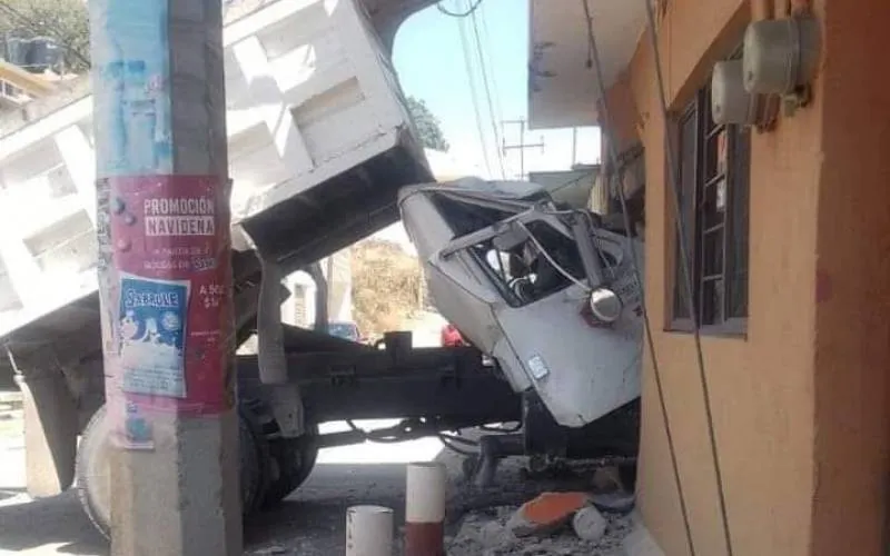 Fatal accidente en Jiutepec, Morelos: Camión de volteo choca contra vivienda