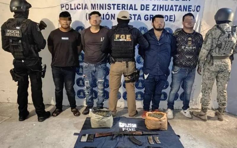 Arrestan a cuatro individuos con armas y presunta droga en Zihuatanejo