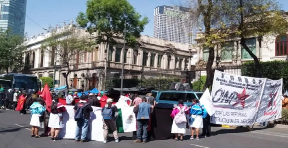 Padres de los 43 de Ayotzinapa se reúnen con funcionarios de la Segob