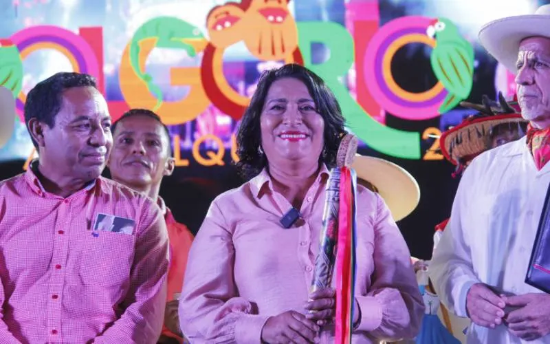 Entregan el Bastón de Mando a Abelina López Rodríguez