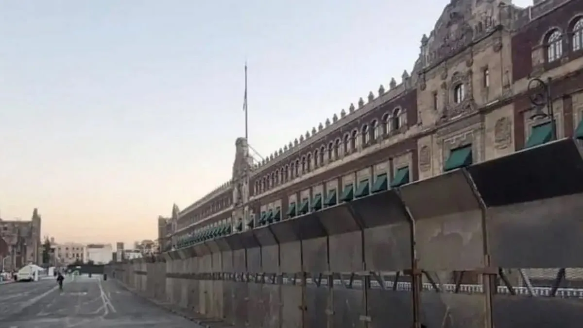 Blindan con vallas metálicas Palacio Nacional por marcha de Ayotzinapa