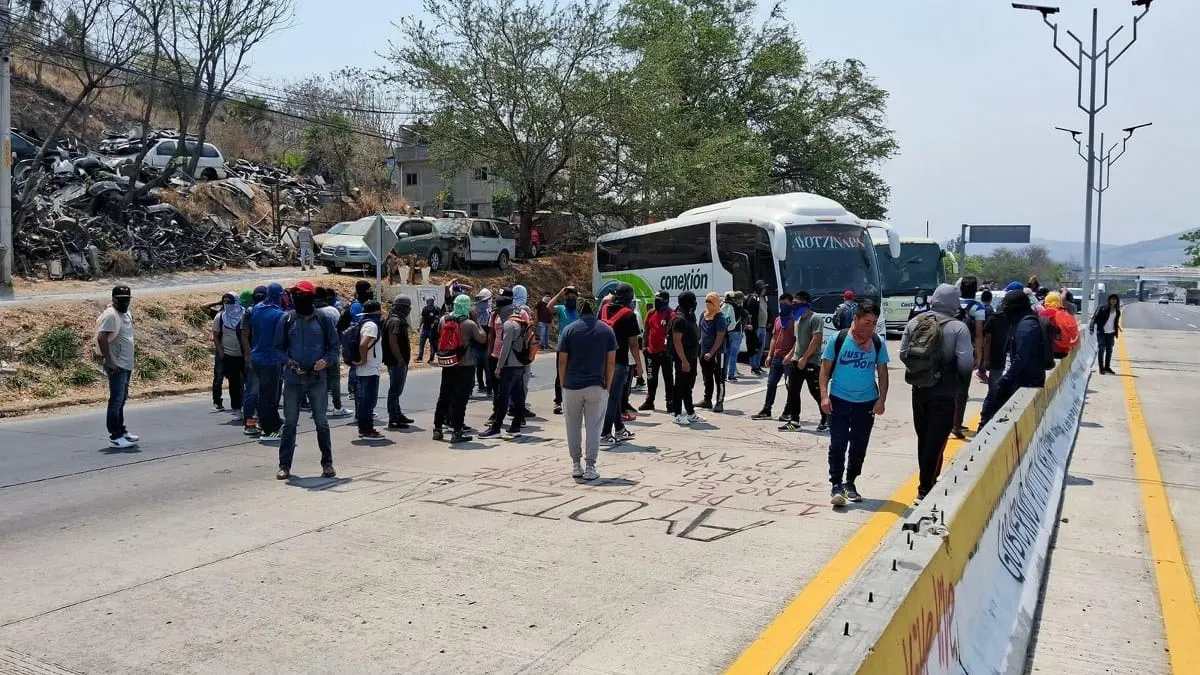 Normalistas bloquean autopista en Chilpancingo; gobierno ofrece atención