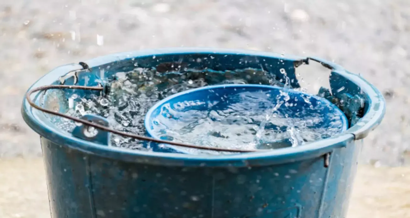 ¿Arrojar agua reciclada a la calle ayuda a provocar lluvia?