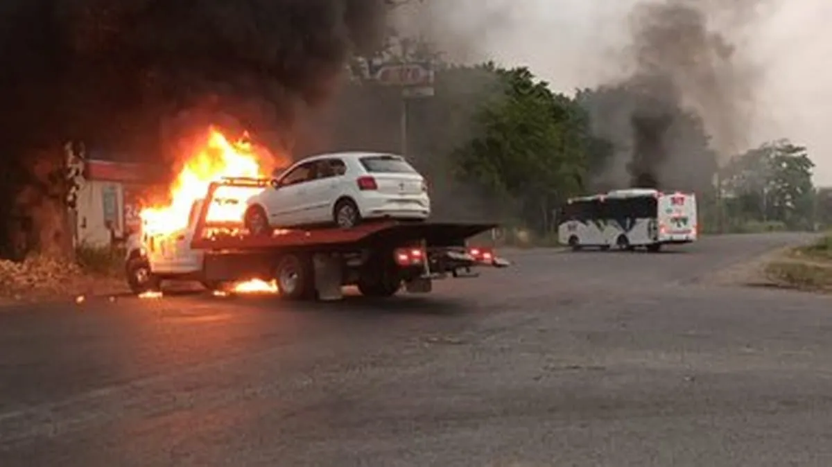 Arde tierra de AMLO; delincuencia quema carros y se enfrenta al ejército