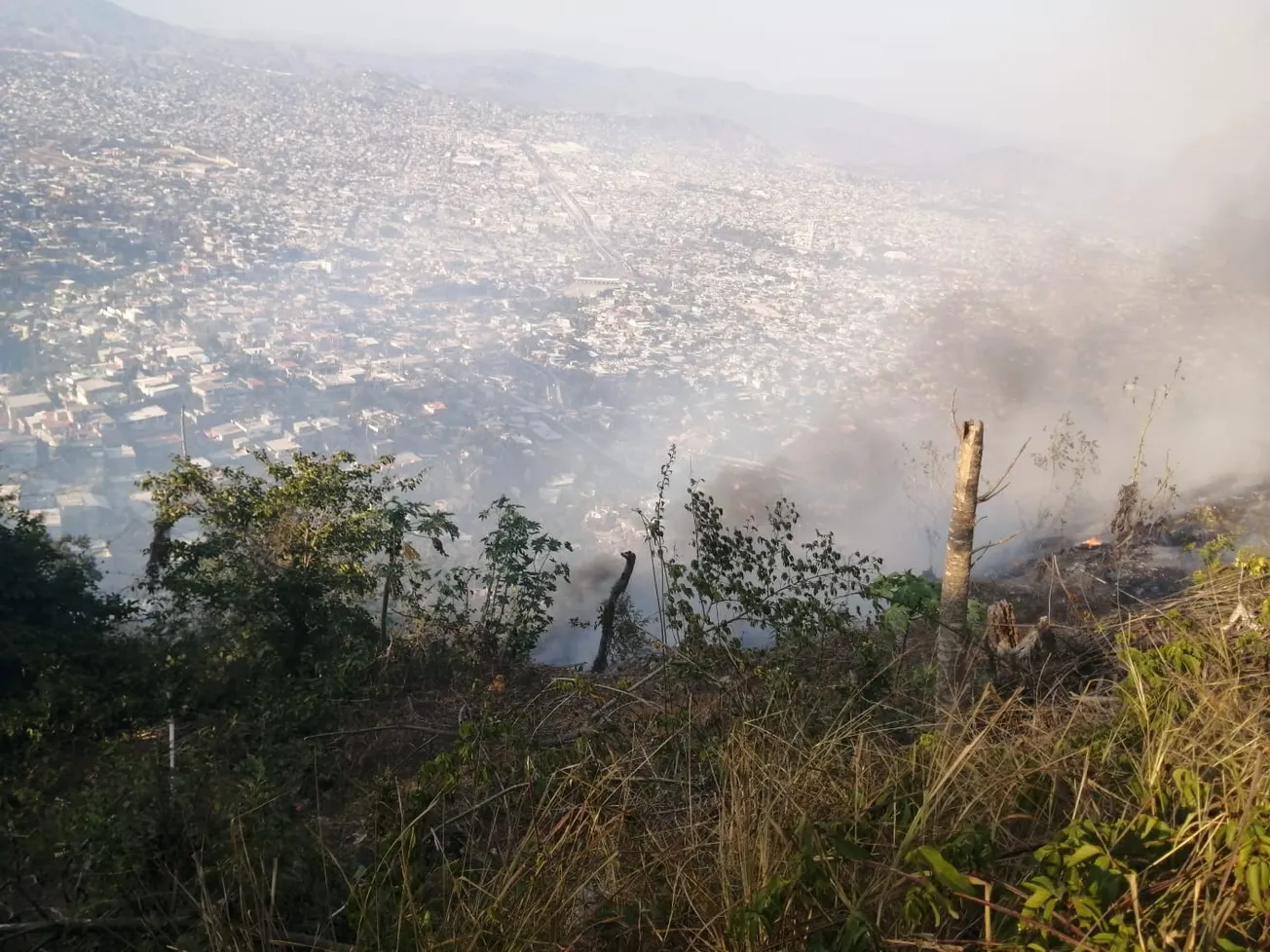Avanzan trabajos de sofocación de incendio en la 20 de noviembre en Acapulco