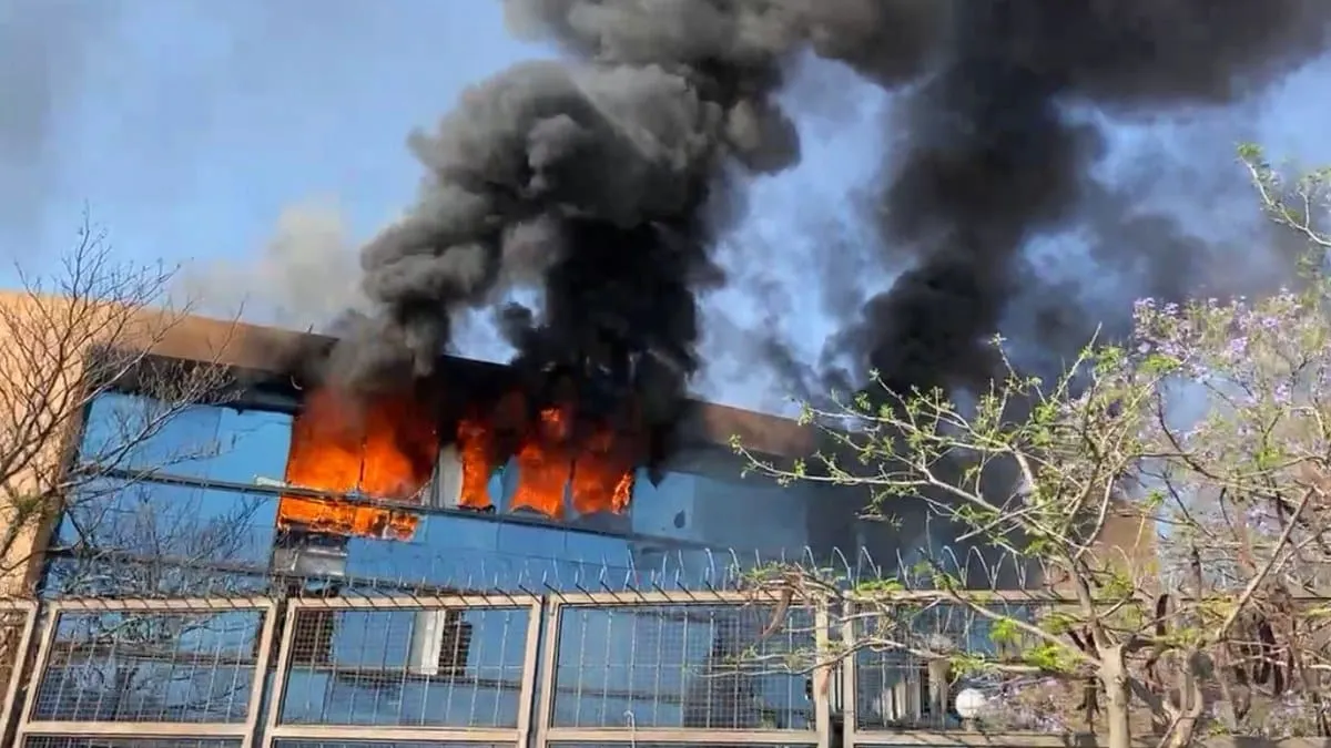 Normalistas incendian Palacio de Gobierno de Guerrero y queman vehículos
