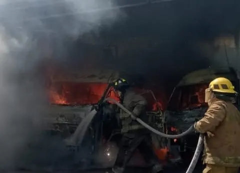 Hombres armados incendian dos urvans en la colonia Morelos de Chilpancingo