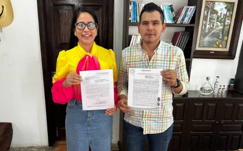 Yasir Deloya deja candidatura a diputación en Tecpan