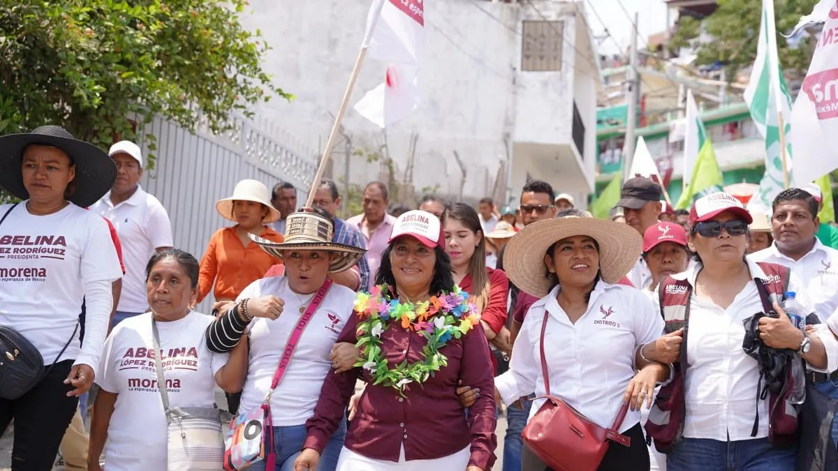 Marchan con Abelina López cientos de personas en Praderas de Costa Azul