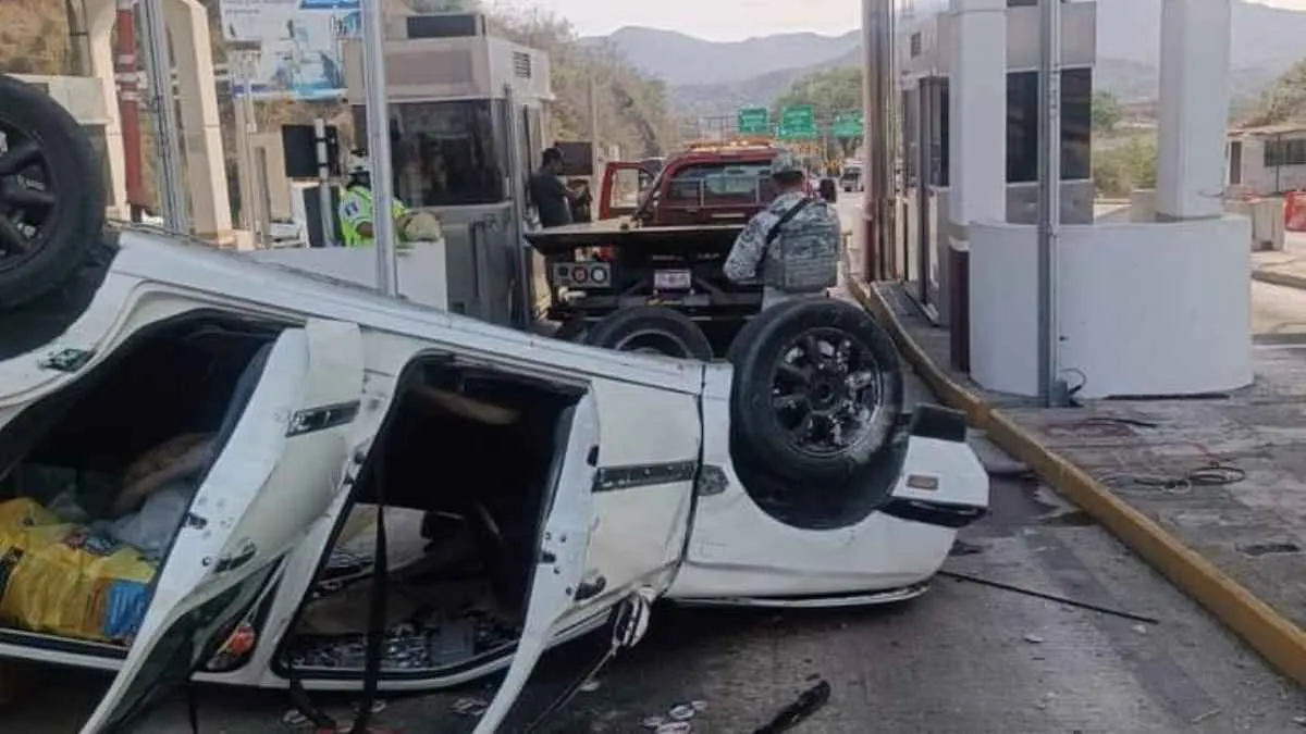 Choca un automóvil en la caseta de La Venta de Acapulco