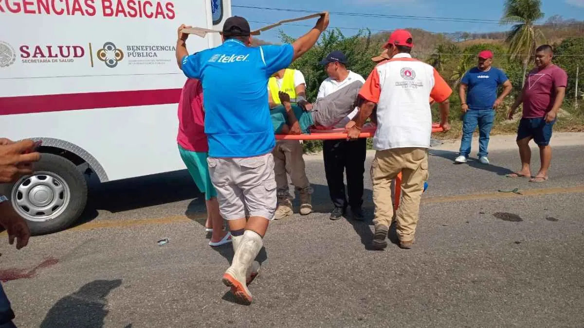 Se accidentan dos motociclistas en Tecpan, Guerrero