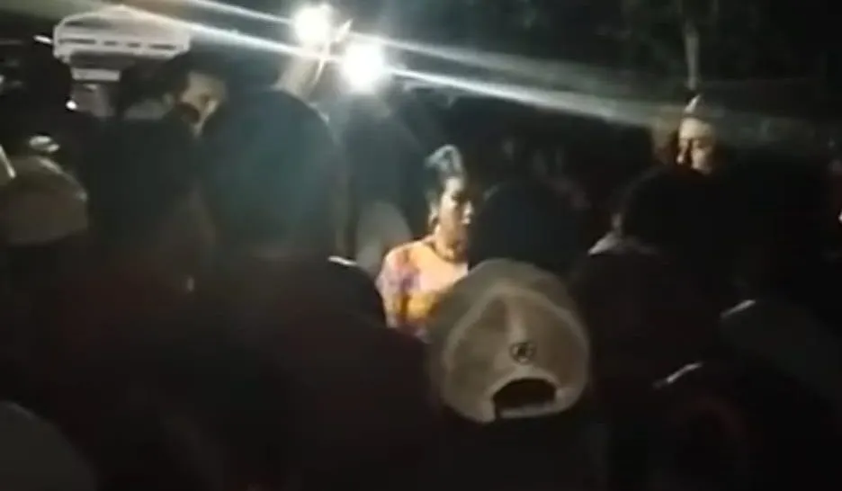 Ante la falta de agua, pobladores retienen a la alcaldesa Norma Otilia