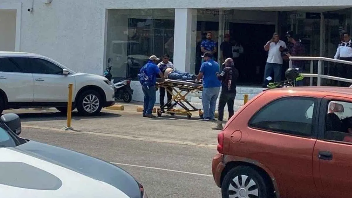 Retira dinero de un banco y lo atacan a balazos en Acapulco