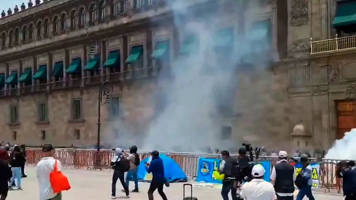 Lanzan normalistas de Ayotzinapa explosivos a Palacio Nacional; hay 26 policías heridos