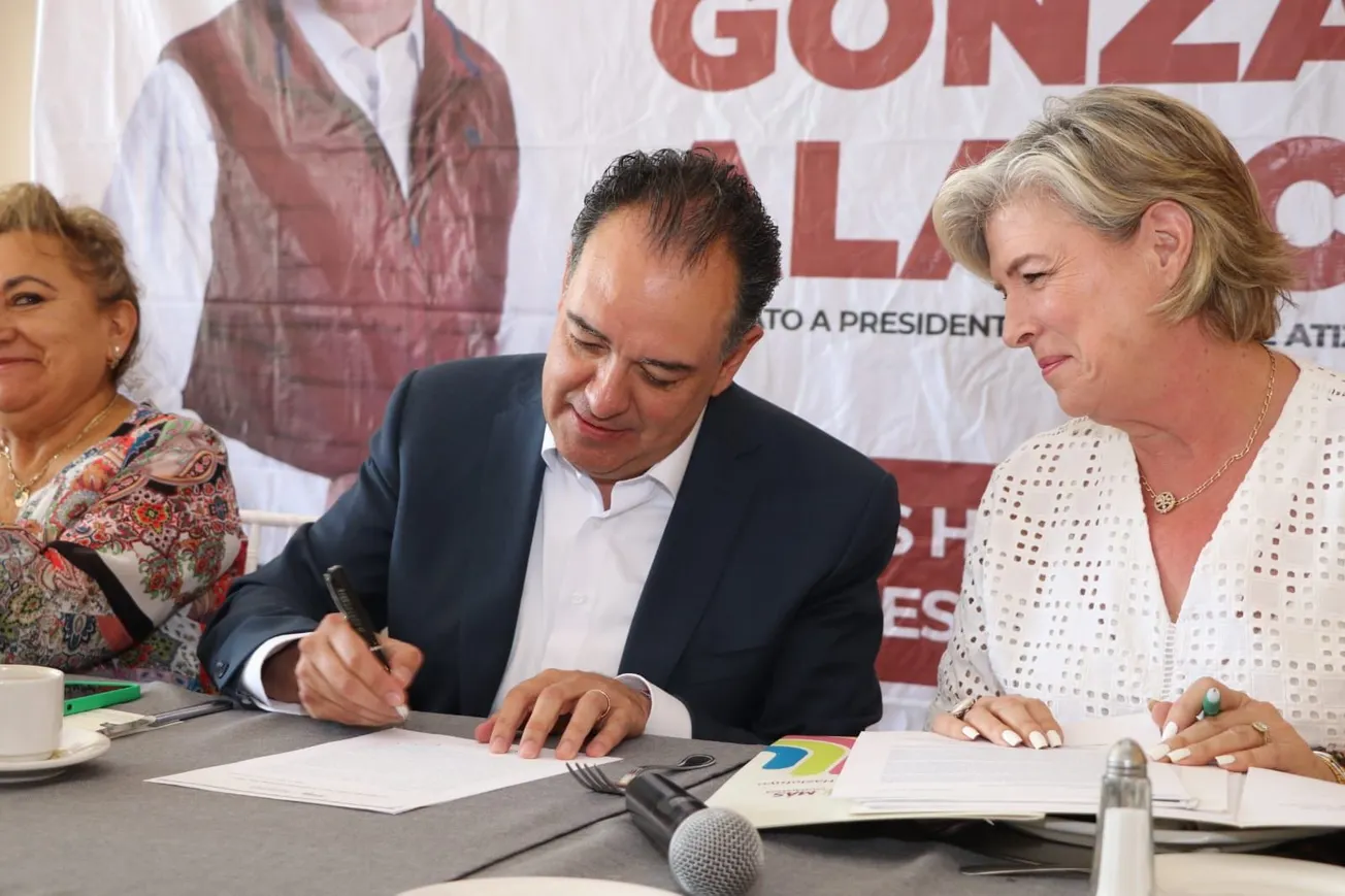Candidato de Morena en Atizapán, Gonzalo Alarcón, firma acuerdo para proteger el voto
