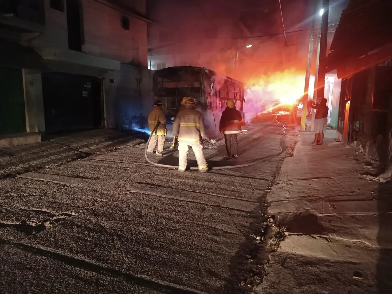 Hombres armados incendian un camión urbano en Ciudad Renacimiento