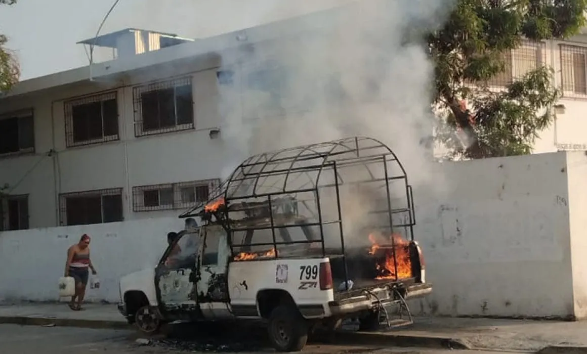Sujetos armados incendian una camiometa de pasajeros en la Zapata