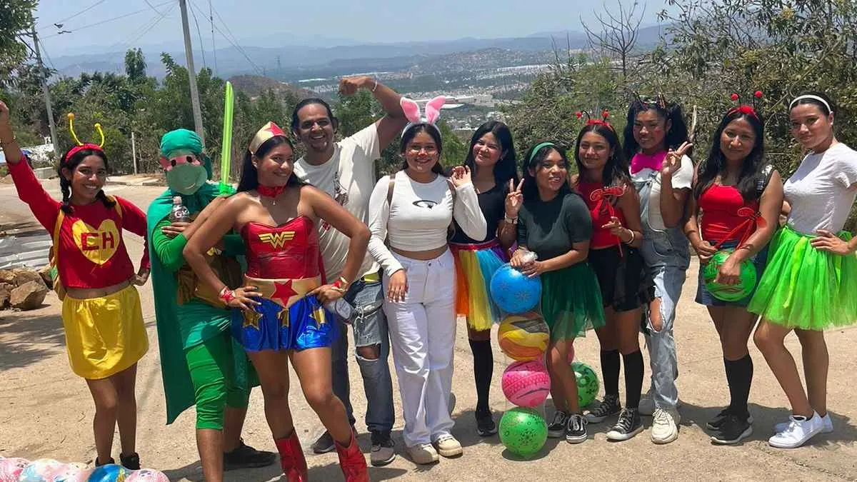 Estudiantes del TecNM Acapulco regalan juguetes por el Día del Niño