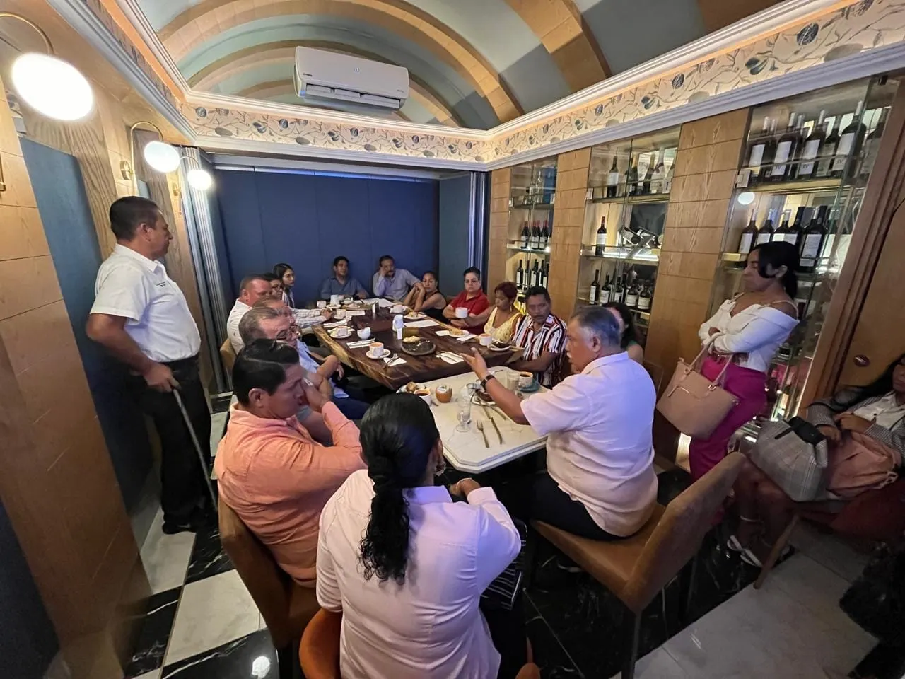 Respaldan empresarios de bares y restaurantes de Acapulco a Víctor Aguirre para alcalde