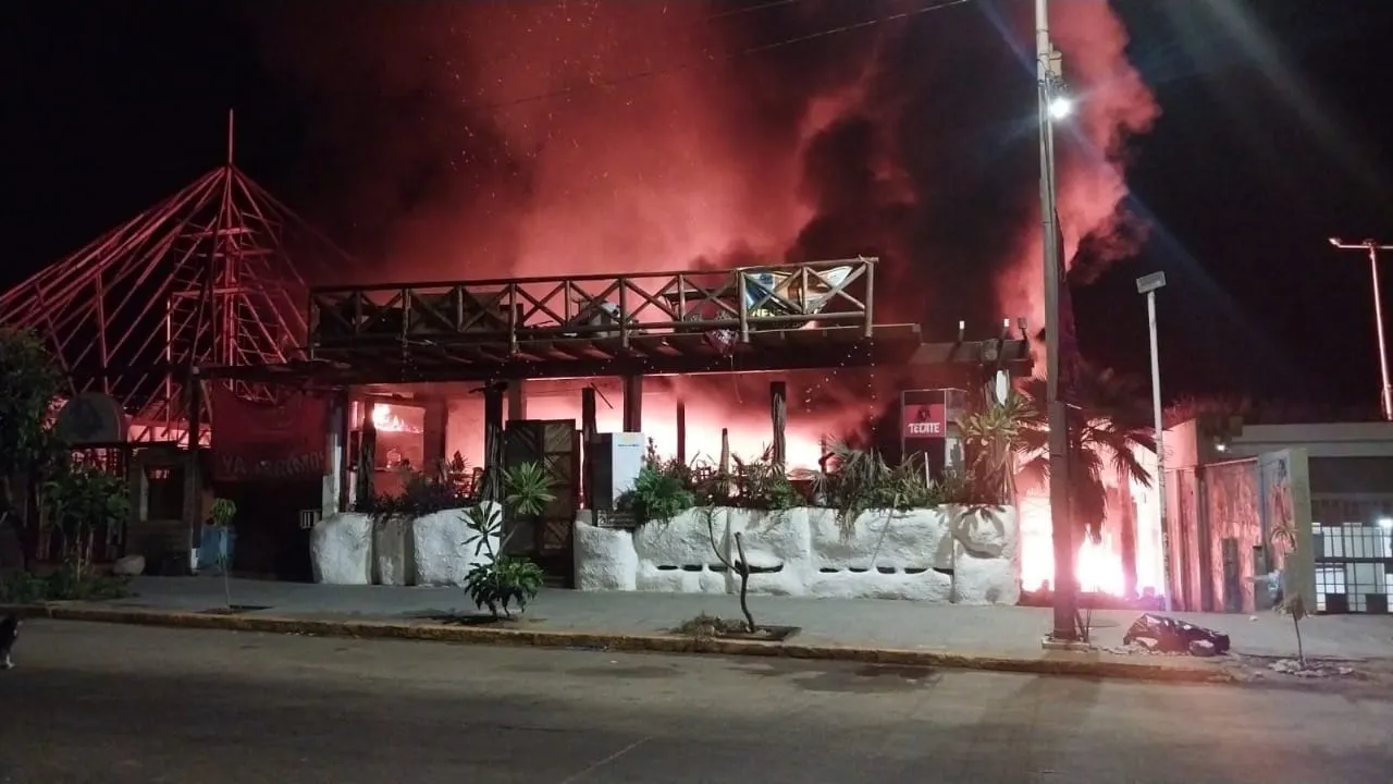Se incendian dos restaurantes en la Condesa de Acapulco