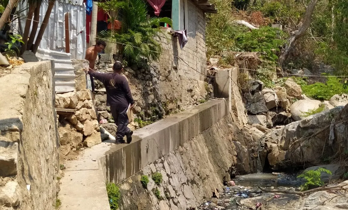 Notifica Gobierno de Acapulco a familias de viviendas en zonas de riesgo