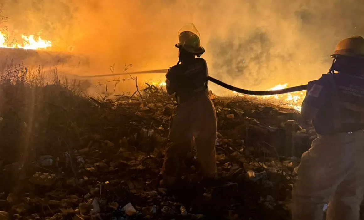 Se incendia casa y taller mecánico en El Cayaco de Acapulco; bomberos logran controlar las llamas