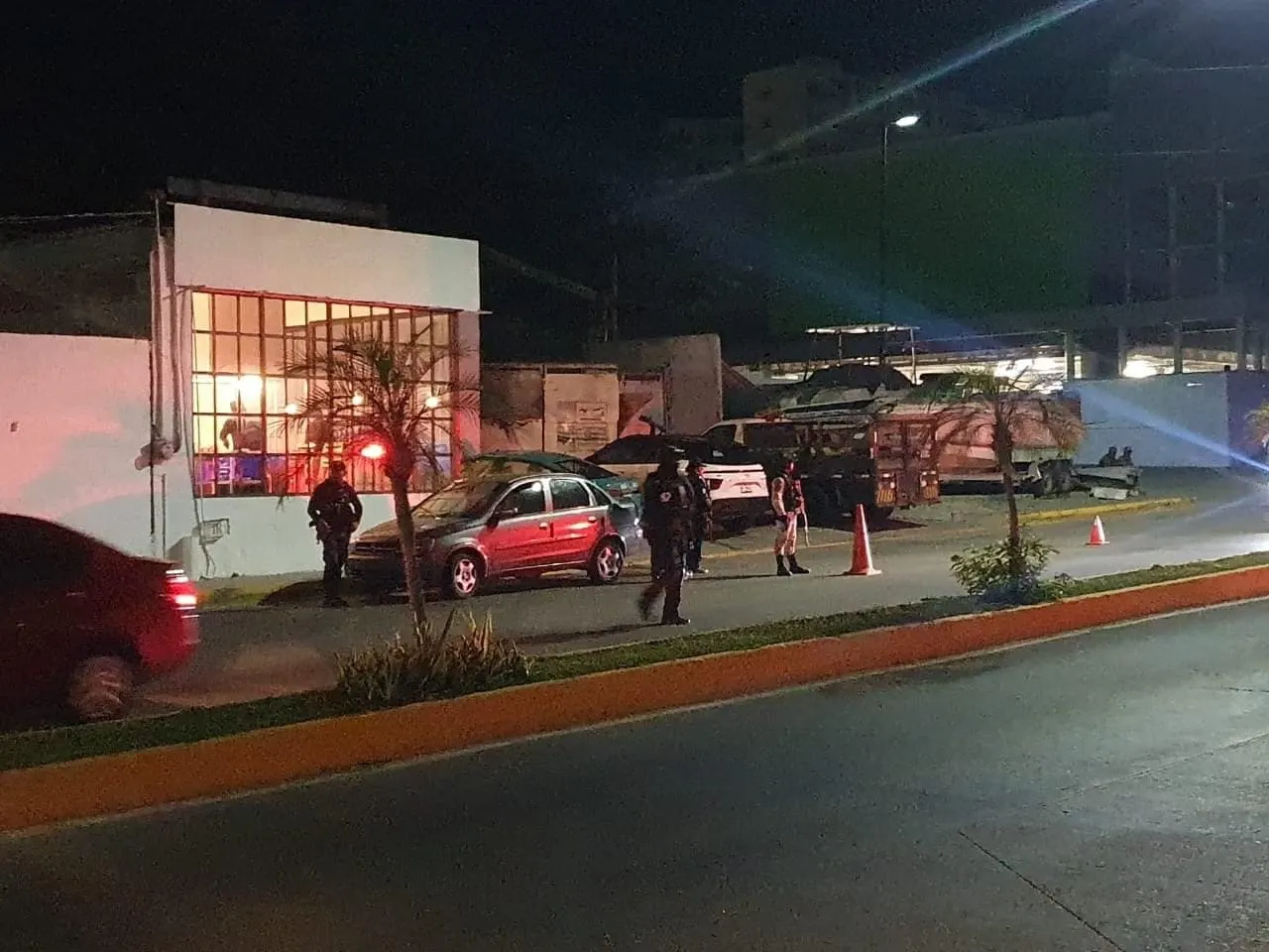 Policía estatal realiza patrullajes nocturnos de seguridad en Acapulco