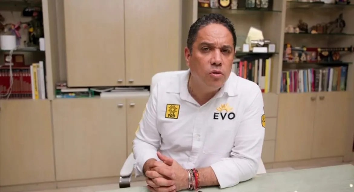 Renuncia Evodio a la candidatura plurinominal del PRD; su esposa compite por una