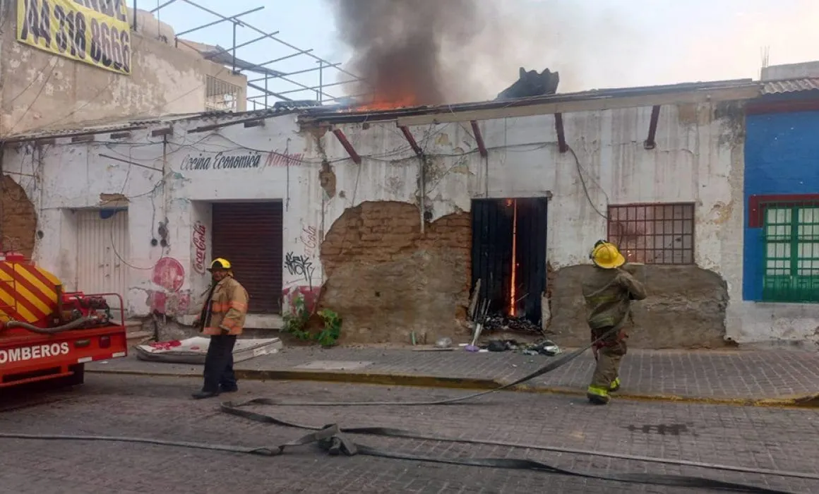Se incendia casa en el centro de Acapulco; bomberos controlan el fuego