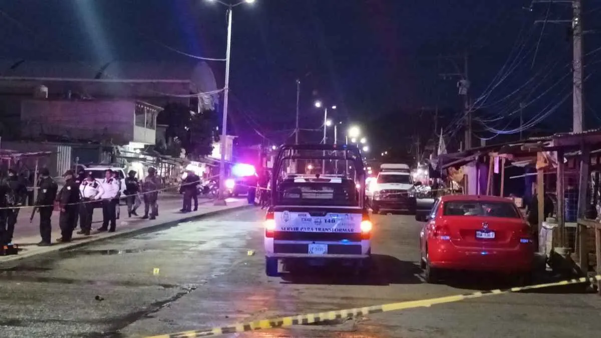 Balean en Acapulco una patrulla de la policía municipal