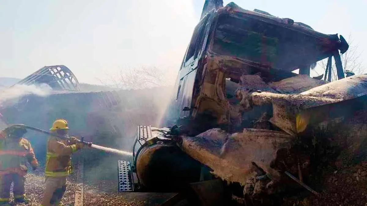 Tráiler se incendia en rampa de frenado de la Autopista del Sol en Guerrero