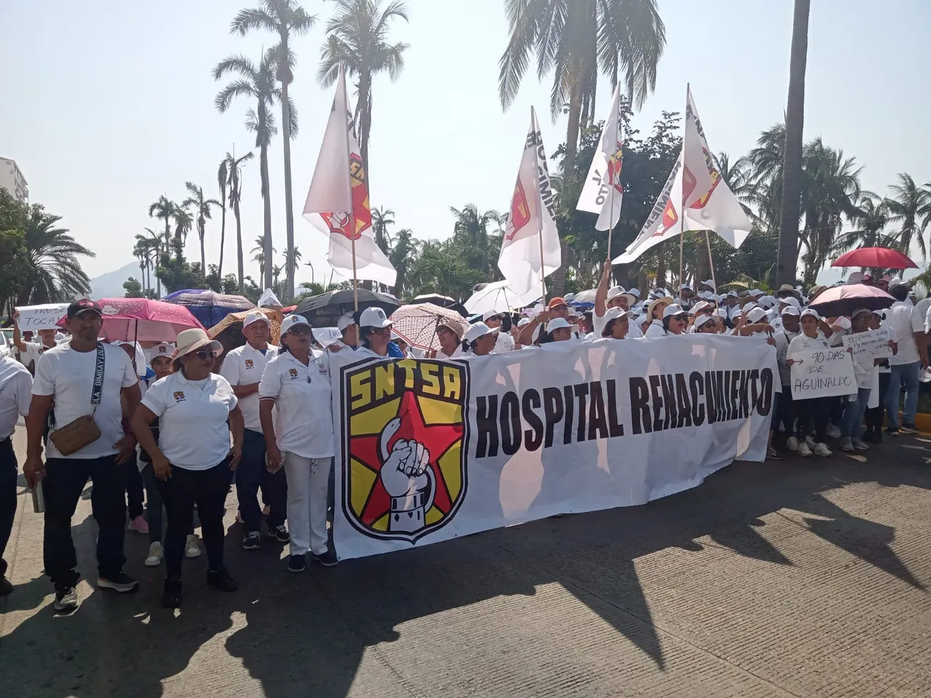 Marchan médicos y enfermeras para exigir garantías y abasto de medicamentos