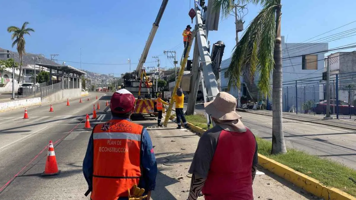 Instalan en Acapulco 40 de los 111 semáforos dañados por Otis