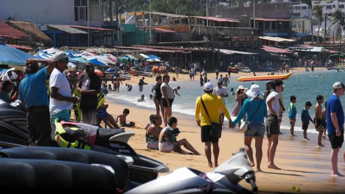 Sufren turistas quemaduras por ola de calor en Acapulco