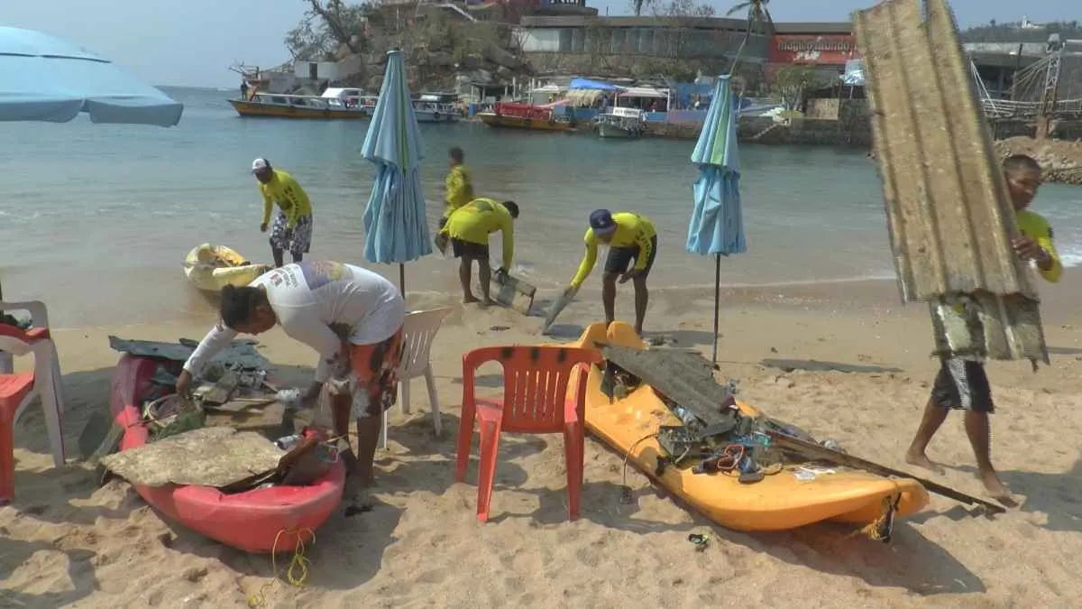 Siguen retirando restos de embarcaciones hundidas por Otis en Acapulco