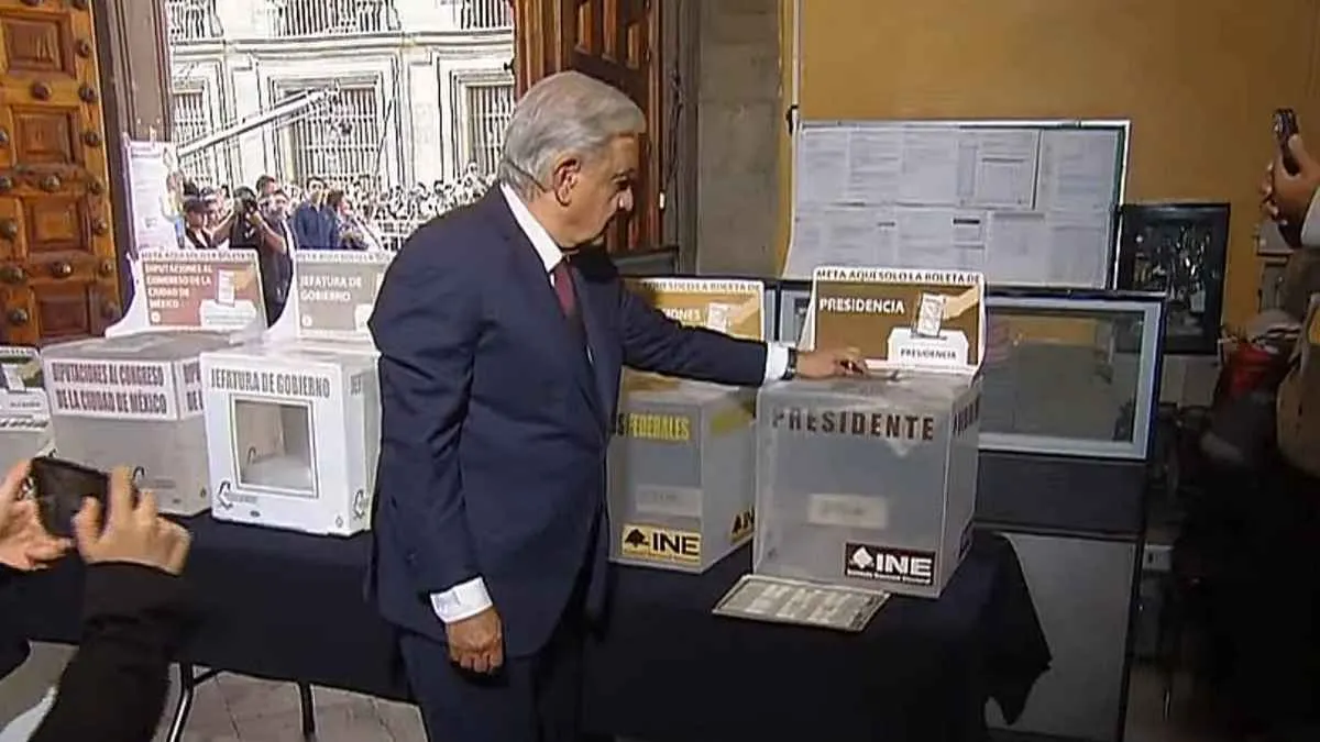 VIDEO: Acude AMLO a votar a casilla de Palacio Nacional