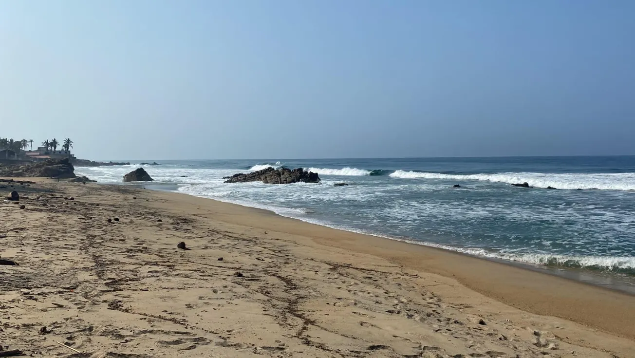 Continúa el mar de fondo en Guerrero con olas de más de 2 metros de altura