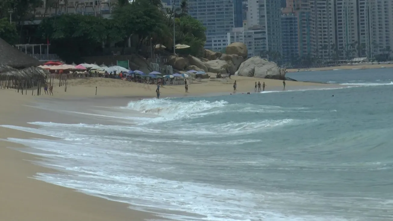 Alertan a turistas sobre fenómeno de mar de fondo en playas de Acapulco