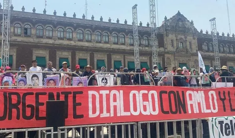 Padres de Los 43 llegan a Palacio Nacional para reunión con López Obrador