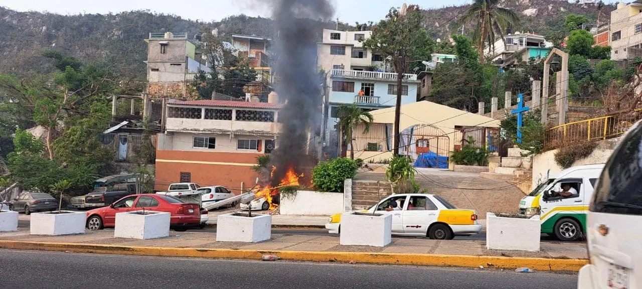 Un taxi colectivo choca contra un poste y provoca incendio en La Tolva